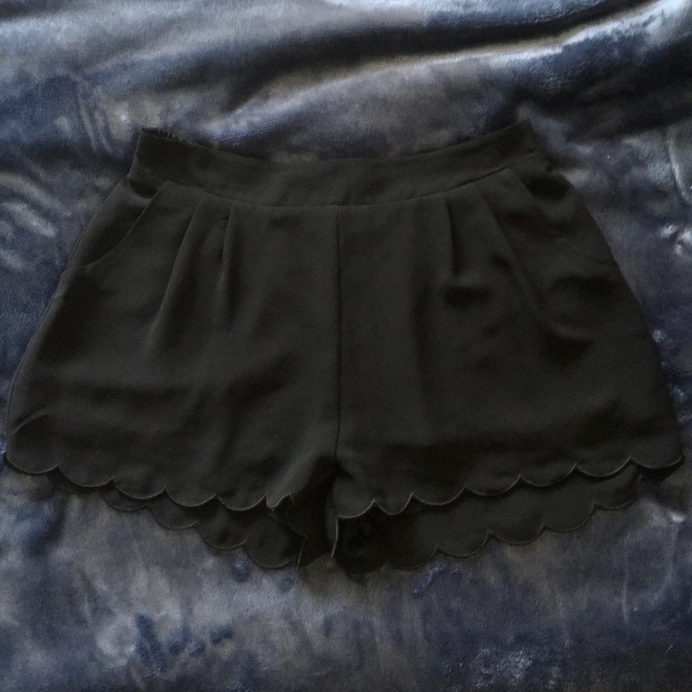 Black scalloped shorts with pockets